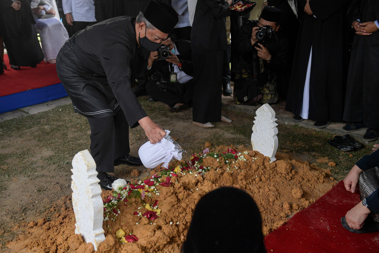 Prime Minister Tan Sri Muhyiddin Yassin pouring rose water on the grave of the late Tun Rahah Mohamed Noah at the Heroes’ Mausoleum today. – Bernama pic, December 19, 2020