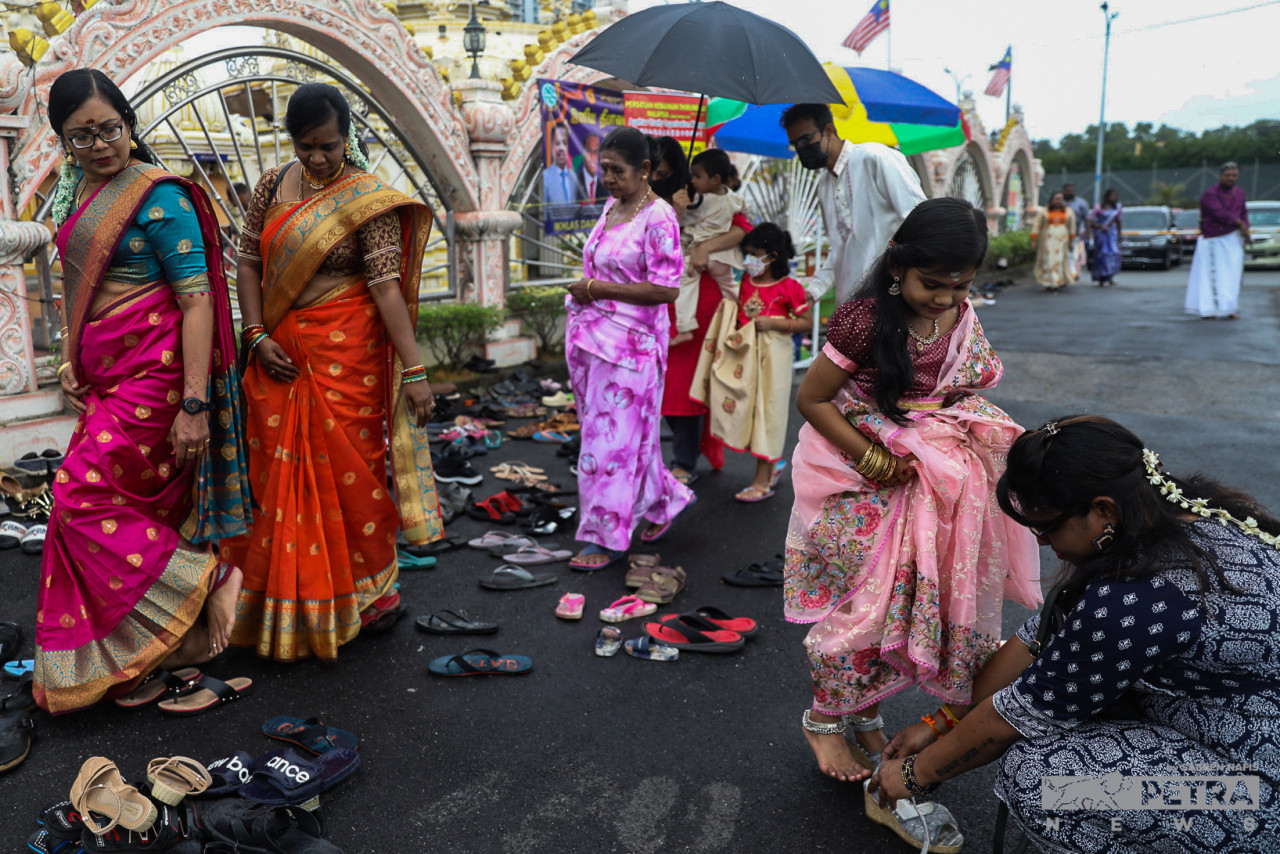 Devotees arriving early at the Sri Maha Mariamman temple in Shah Alam. – SAIRIEN NAFIS/The Vibes pic, October 24, 2022
