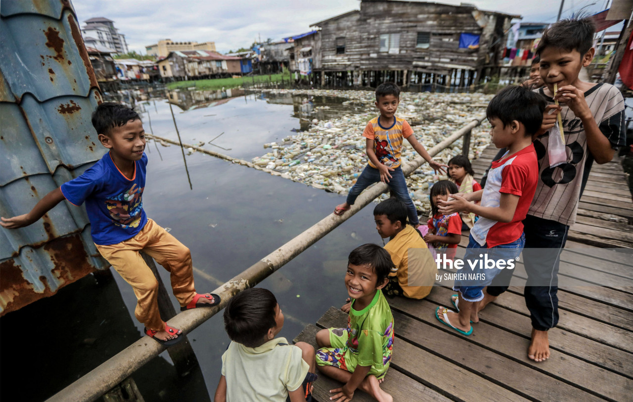 Kids playing nearby their homes in Kampung Sembulan Tengah. - The Vibes pic, Oct. 1, 2020.