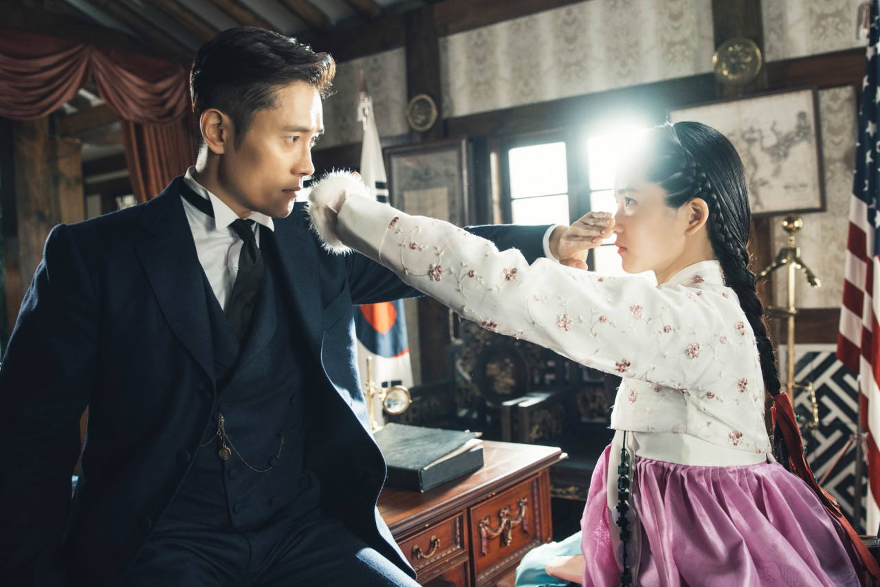 Captain Eugene Choi (Lee Byung-hun) and Ko Ae-shin (Kim Tae-ri) in 'Mr. Sunshine'. - Pic courtesy of Netflix