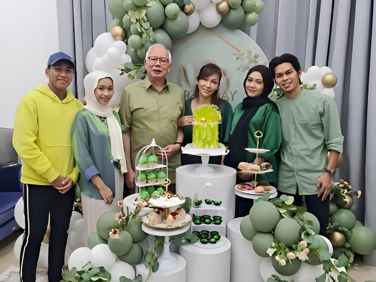 An alleged ‘family photograph’ showing Datuk Seri Najib Razak (third from left) and Hashimah Ramli (third from right) popped up on social media this week, causing speculations to rise about the relationship between the politician and the woman. – Berita Semasa Facebook pic, May 20, 2022