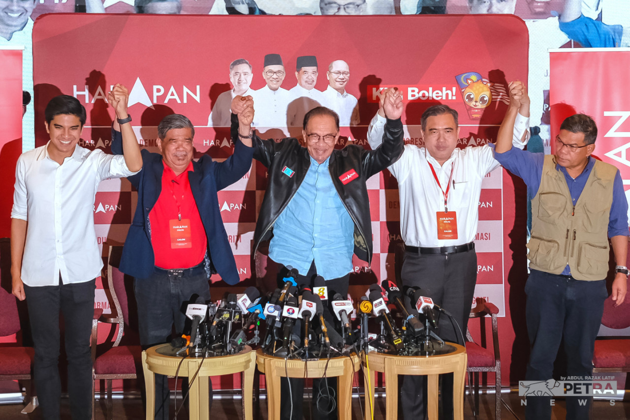 Datuk Seri Anwar Ibrahim (centre) has declined to confirm which parties Pakatan Harapan would be cooperating with, saying it is improper to disclose the information, as it needs to respect the due process of first informing the Agong. – ABDUL RAZAK LATIF/The Vibes pic, November 20, 2022