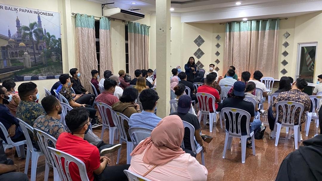 Amir Hadi gives a speech to students and youth groups members at Restoran Amjal in Kuala Lumpur on September 8. – Twitter pic, September 30, 2020