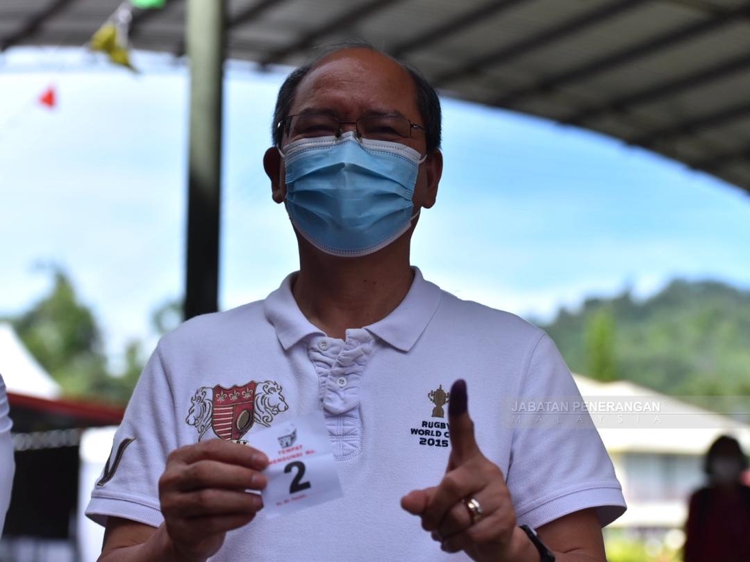 Upko president Datuk Seri Wilfred Madius Tangau casting his vote at SMK Tun Fuad Stephens in Tuaran. – Courtesy pic, September 26, 2020