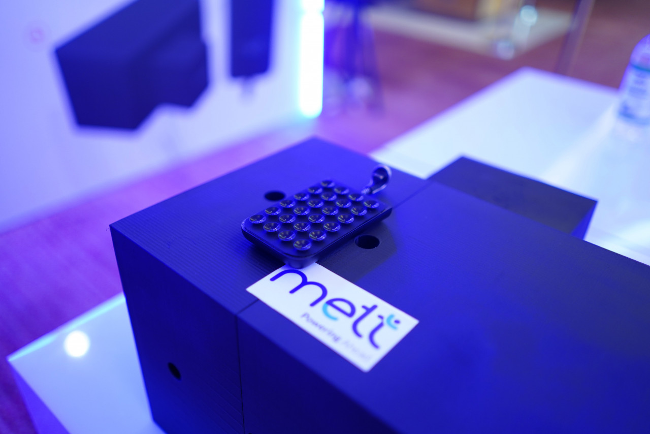 A photo of the receiver on top of the transmitter of the Malaysia Energy Transmission Technology (METT) wireless charging device. – Enhance Track pic, September 29, 2020