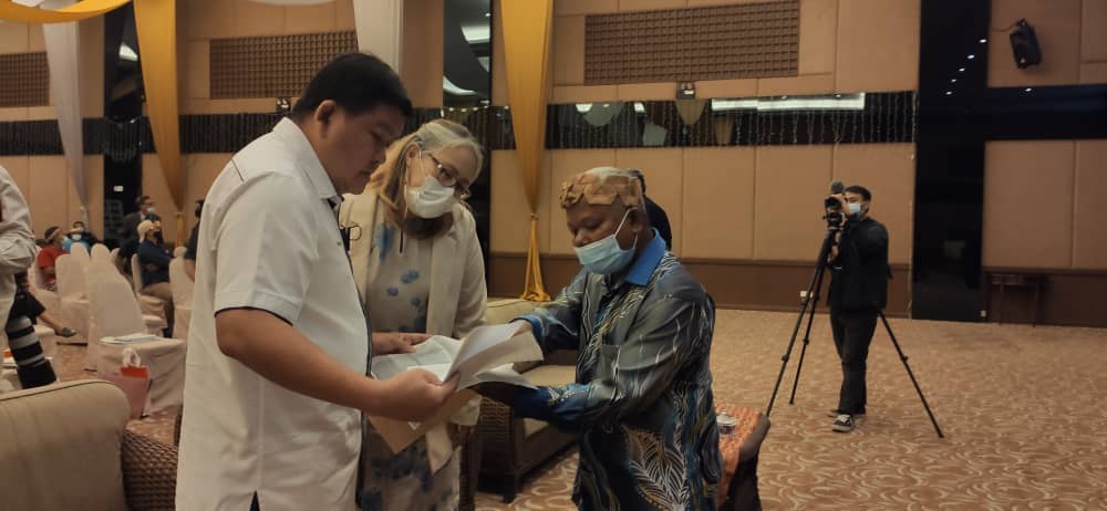 Selangor Environment, Green Technology, Science, Technology and Innovation, and Consumer Affairs Committee chairman Hee Loy Sian (left) listens to a member of the Orang Asli community, present at a townhall to hear objections to the degazetting of the Kuala Langat Utara permanent forest reserve. – ARJUN/The Vibes. September 29, 2020