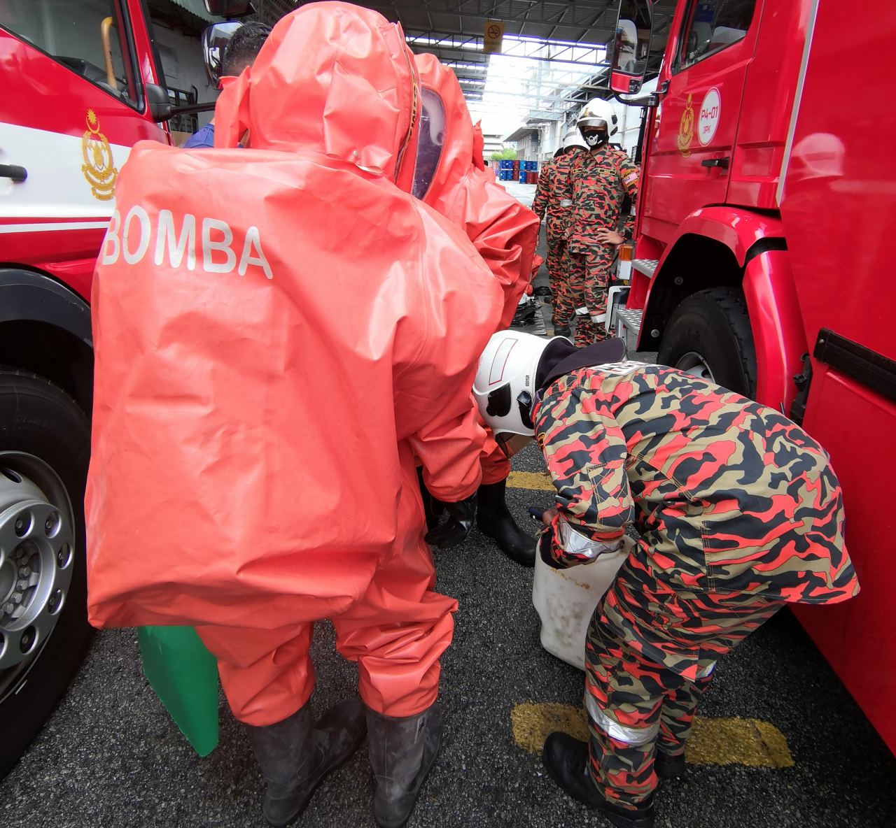 Officers from the Bayan Lepas Fire and Rescue Department don their protection gear, after a hazardous chemical spill at the Bayan Lepas Free Industrial Zone, on October 2, 2020. – RACHEL/The Vibes, October 2, 2020