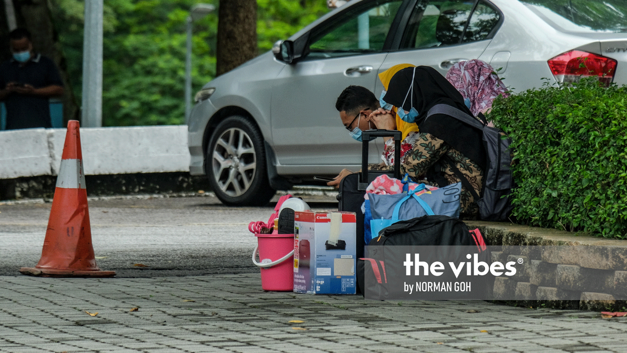 Some of the students are ready to live on campus, bringing some simple appliances and clothes with them. – The Vibes pic, October 3, 2020