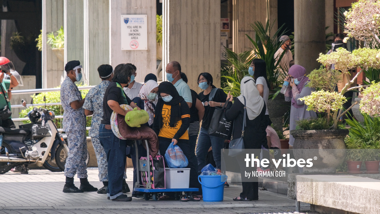 Several students and families are busy completing the registration process. – The Vibes pic, October 3, 2020