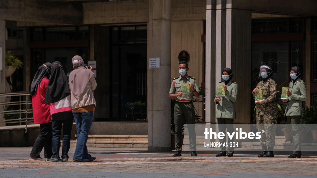Campus authorities are on hand to help students with their registration. – The Vibes pic, October 3, 2020