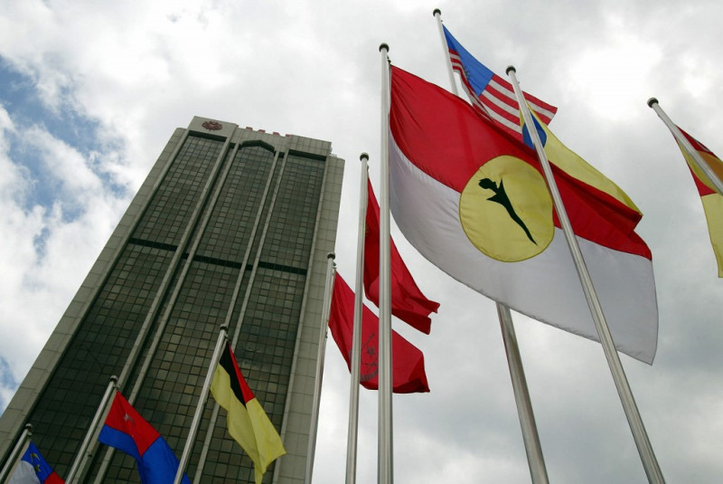 The latest development coincides with Umno being set to have its supreme council scheduled after its political bureau meeting tomorrow night to discuss its strategy following the planned dissolution. – AFP pic, October 9, 2022