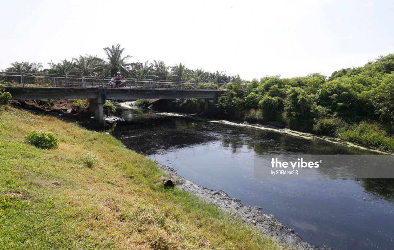 More than 100 fishermen near Sg Tengah are finding it harder to earn a livelihood as a result of the river’s pollution. – SOFIA NASIR/The Vibes pic, November 5, 2020