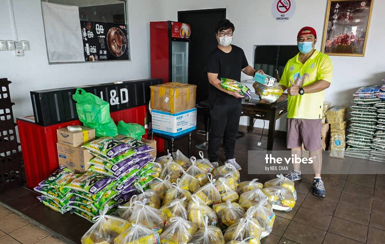 Patrick Chia (right) receiving food supplies from a donor. – NEIL CHAN/The Vibes pic, November 12, 2020