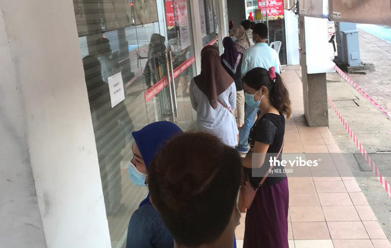 People queueing outside the service centre for their lunch boxes. – NEIL CHAN/The Vibes pic, November 12, 2020