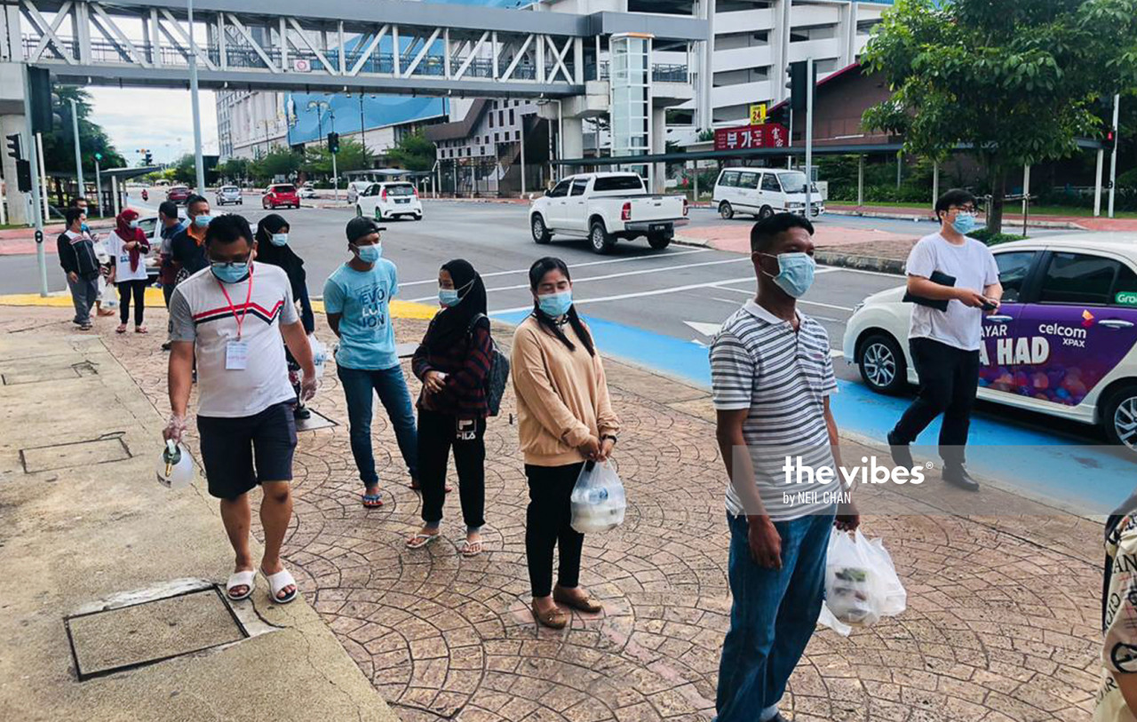 People queueing outside the service centre for their lunch boxes. – NEIL CHAN/The Vibes pic, November 12, 2020