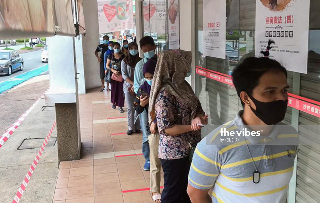 People queueing outside the service centre for their lunch boxes. – NEIL CHAN/The Vibes pic, November 12, 2020