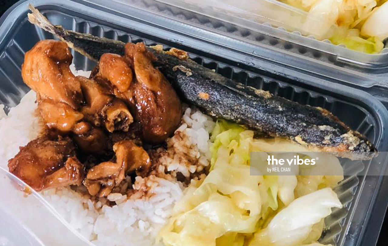 The lunch boxes generally comprise rice, fish, meat, and vegetables given by donors. – NEIL CHAN/The Vibes pic, November 12, 2020