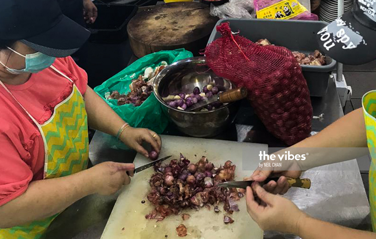 Volunteers preparing the lunch boxes in the service centre's kitchen. – NEIL CHAN/The Vibes pic, November 12, 2020