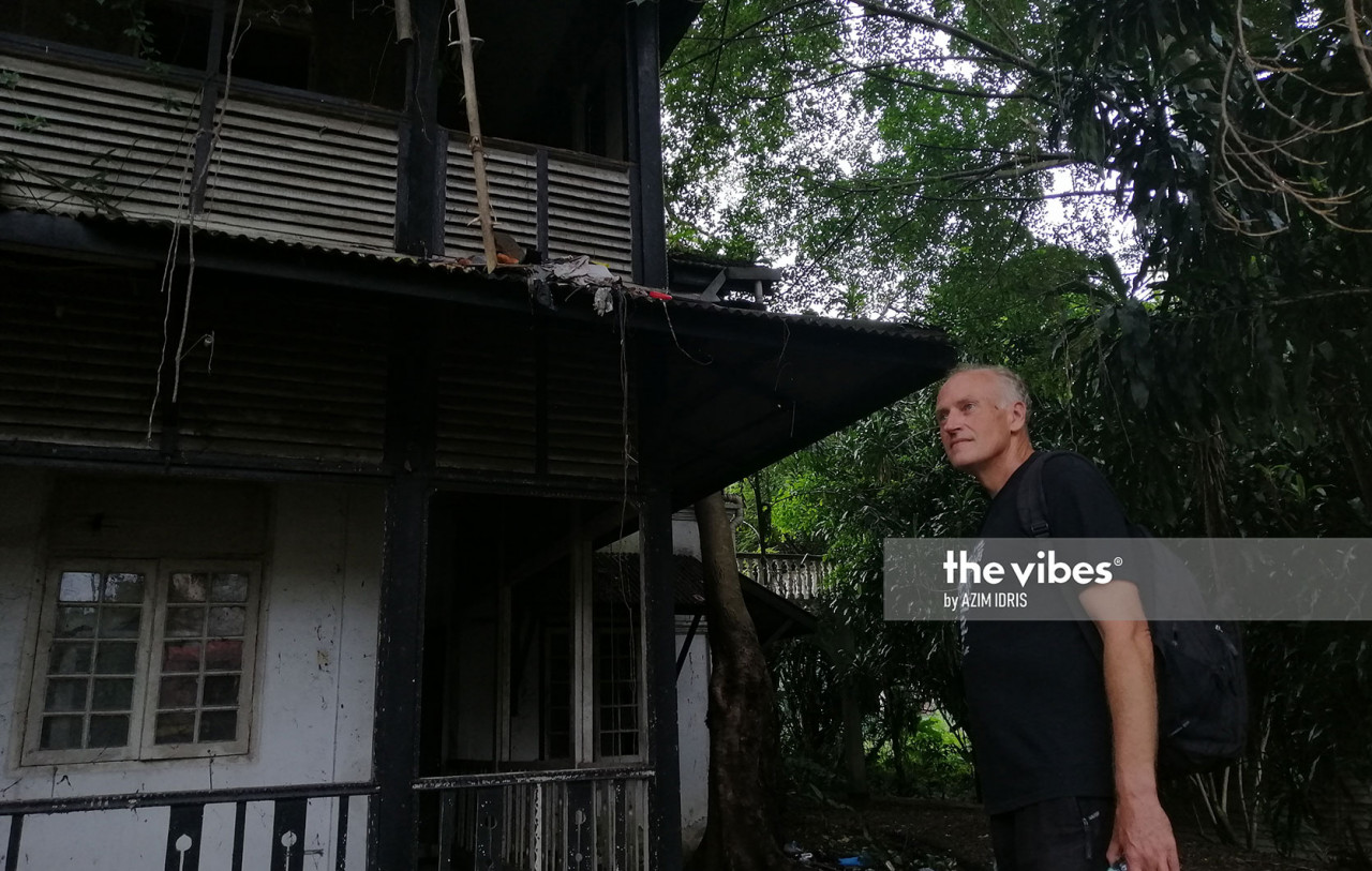 James Ashley Hollett currently lives in an abandoned bungalow along with a refugee from Myanmar. – A. AZIM IDRIS/The Vibes pic, December 27, 2020