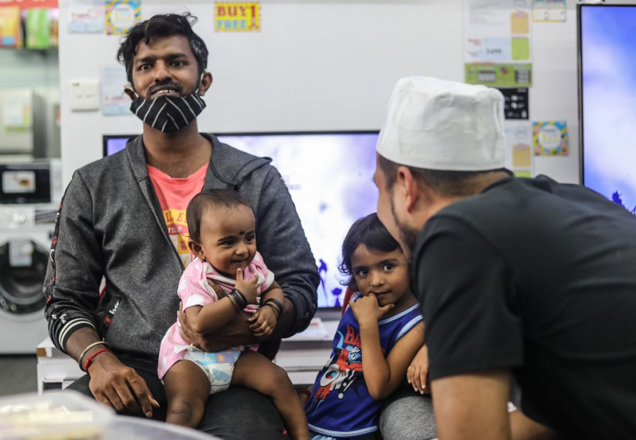 Preacher Ustaz Ebit Lew says he is happy to help S. Ganesh and his wife, S. Parameswary, and see the smiles of their cute children. – Ebit Lew Facebook pic, December 25, 2020 