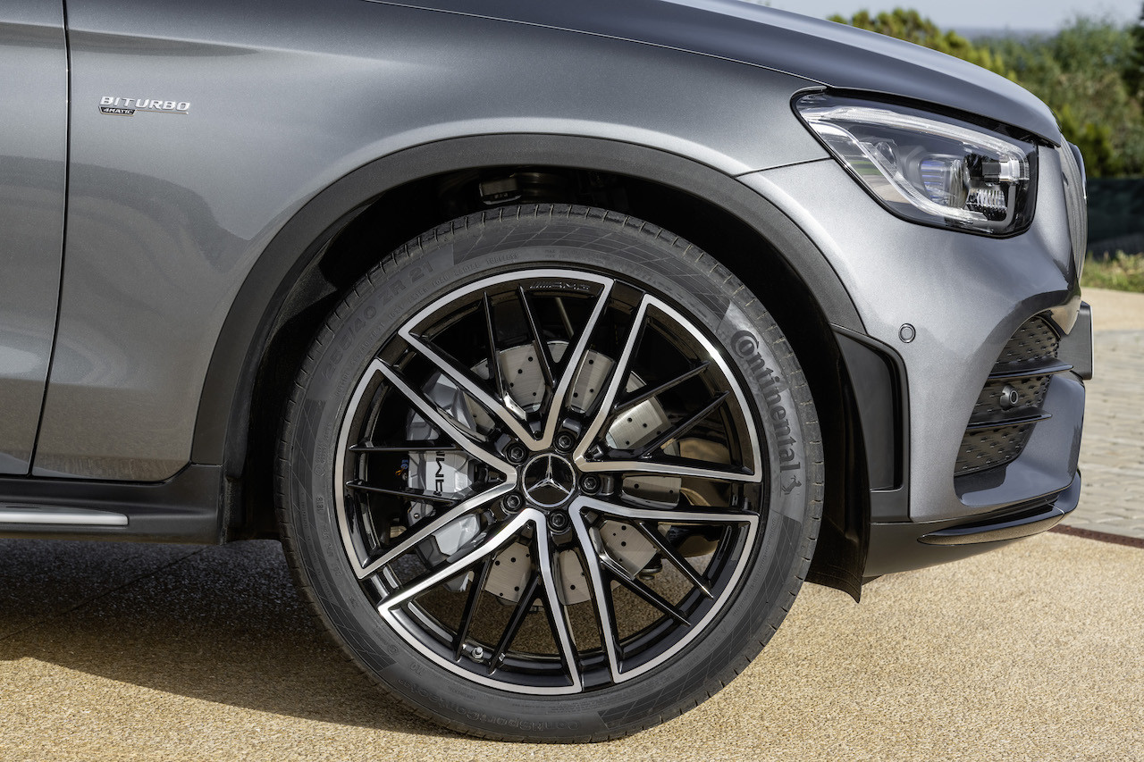 Striking 21-inch AMG 5 twin-spoke light-alloy wheels. – Pic courtesy of Mercedes Press Department