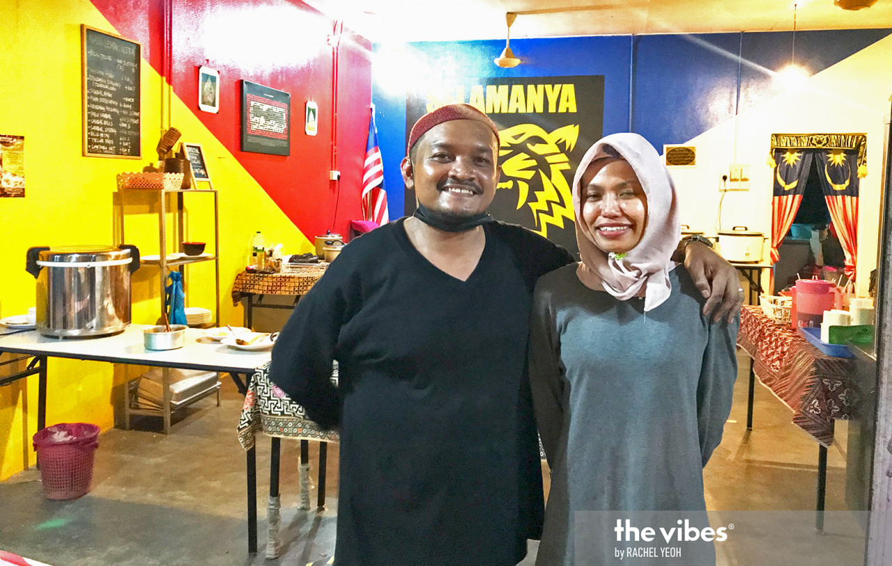Ahmad Adlei and Lela Ghaffar, operators of nasi lemak stall, Nasi Lemak Ultra. - The Vibes pic