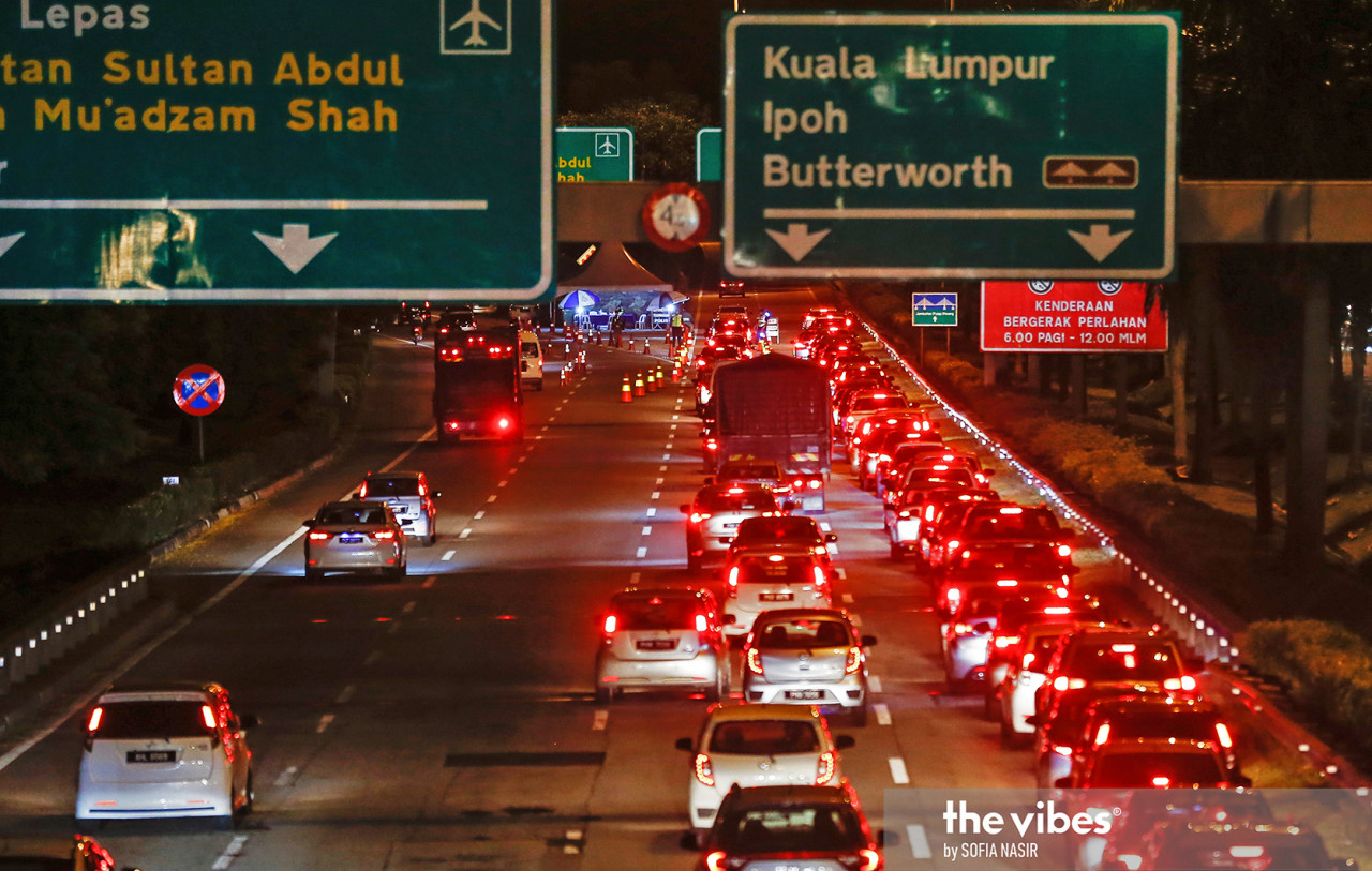 Heavy traffic at an MCO roadblock in Penang in the early hours of today. – SOFIA NASIR/The Vibes pic, January 13, 2021