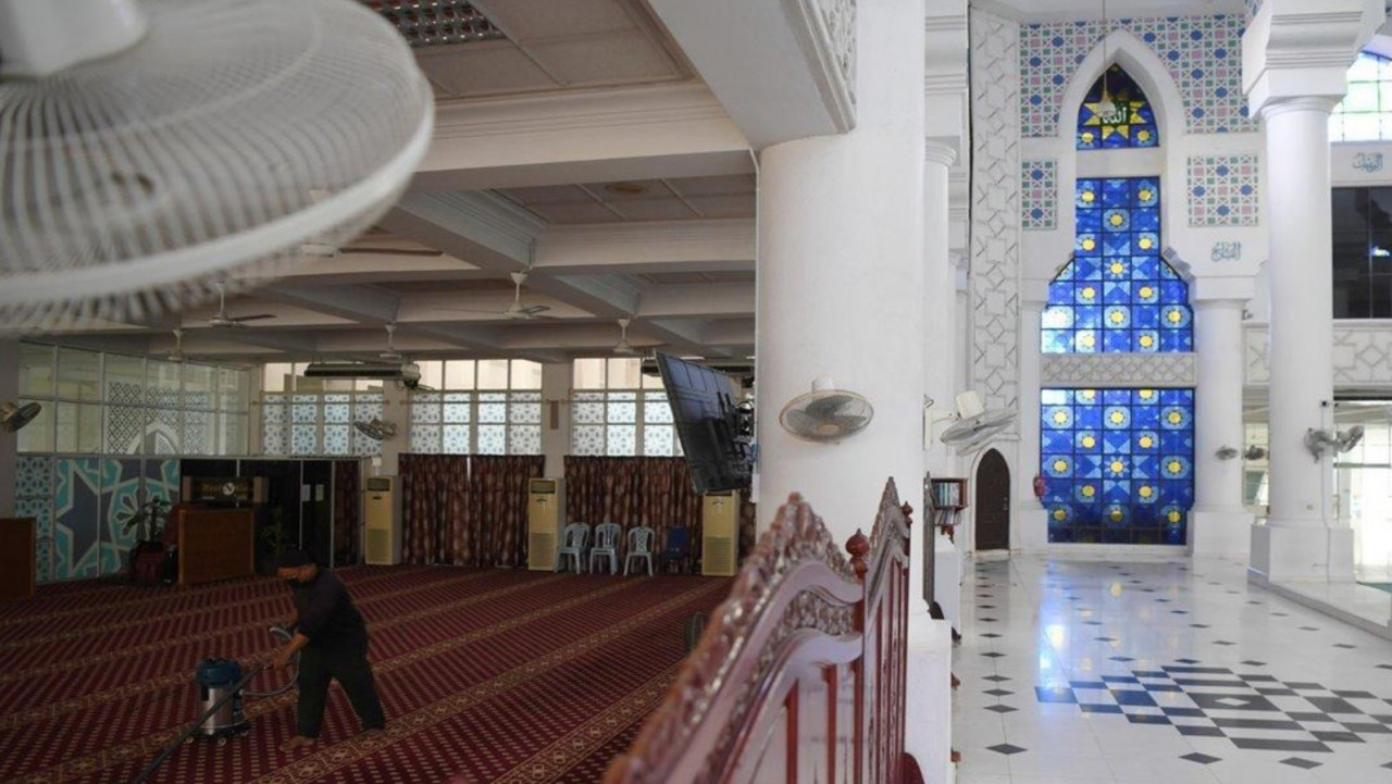 Daily and Friday prayers are allowed in all Johor mosques and surau, but only 12 people are allowed to perform the prayers during the lockdown period. – Bernama pic, January 14, 2021