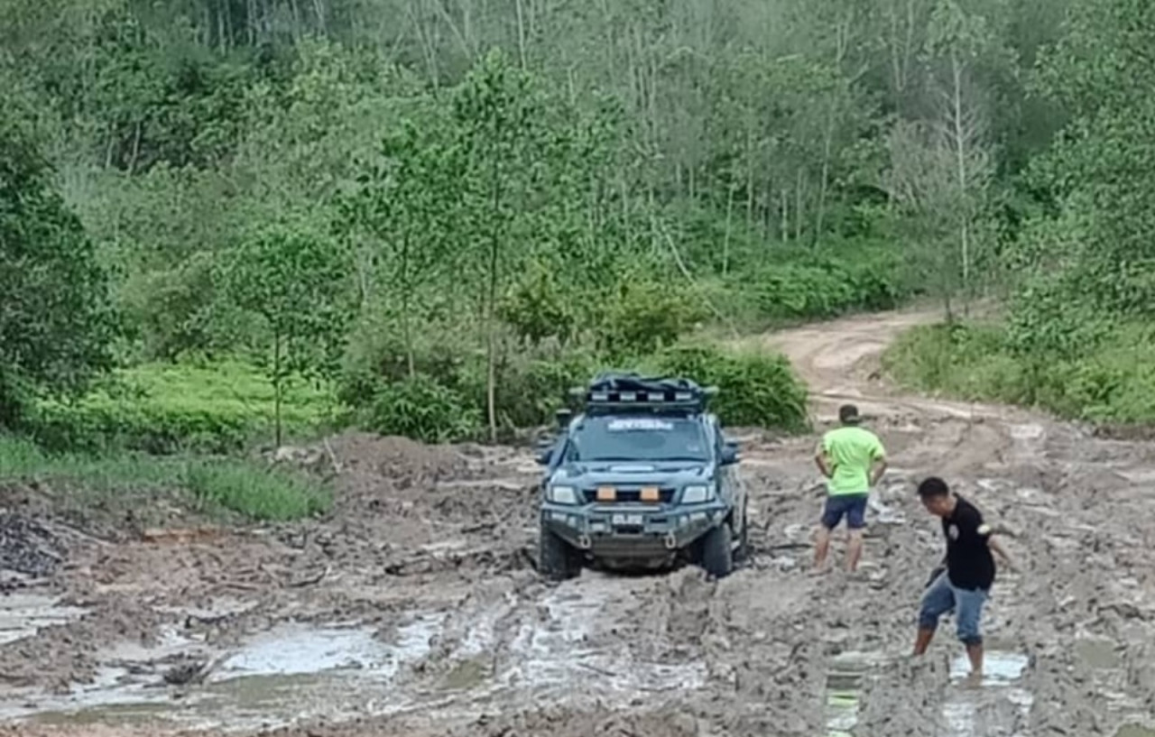 A vehicle trapped in mud following heavy rain in Sarawak. – The Vibes pic, January 18, 2021
