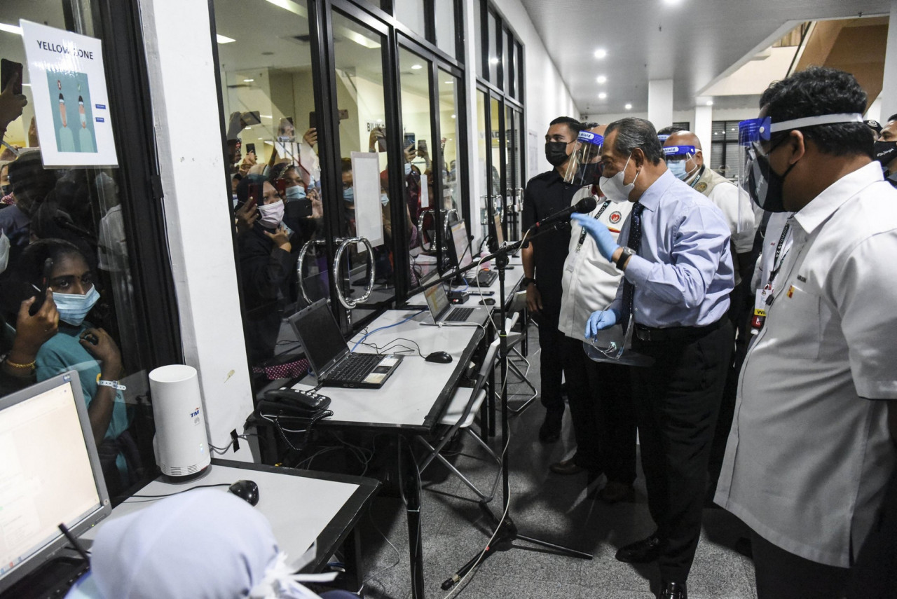 After the session, he met patients at the low-risk Covid-19 quarantine and treatment centre before touring the hospital. – Bernama pic, January 19, 2021