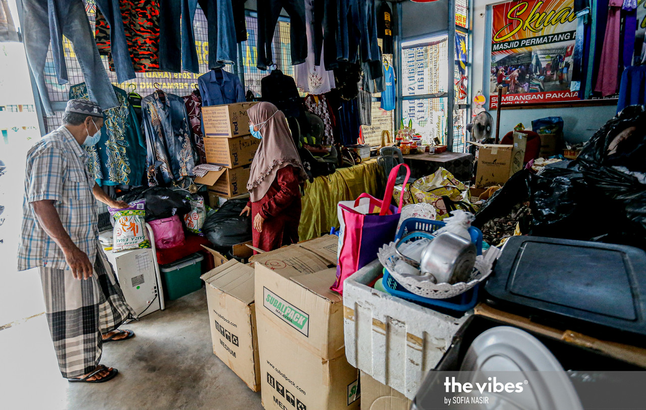 Saad Yaacob and Robiah Che Mat seen looking over the items donated to Infaq Mall, which will either be distributed to underserved folk in the area, or sold to buy essential items for the needy. – SOFIA NASIR/The Vibes pic, February 6, 2021