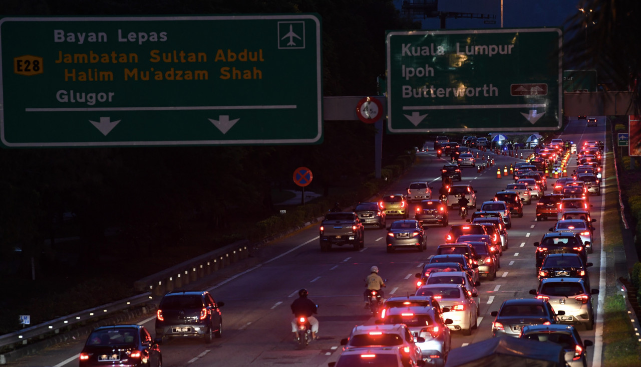 Motorists can experience 26km traffic jams from Tun Dr Lim Chong Eu Expressway on the island until the northbound Sg Dua toll plaza along the North-South Expressway. – Bernama pic, February 26, 2021
