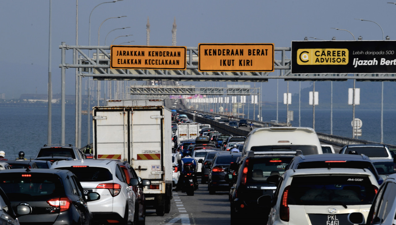 Bagan Dalam assemblyman M. Satees says many motorcyclists are risking their lives rushing to work in the morning using the Penang Bridge, where traffic volume is now high after the ferries ceased operations. – Bernama pic, February 26, 2021