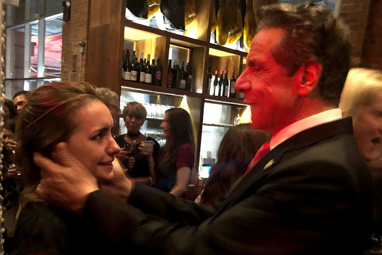 A photo showing New York Governor Andrew Cuomo holding a visibly uncomfortable Anna Ruch by the cheeks. – Twitter pic, March 3, 2021