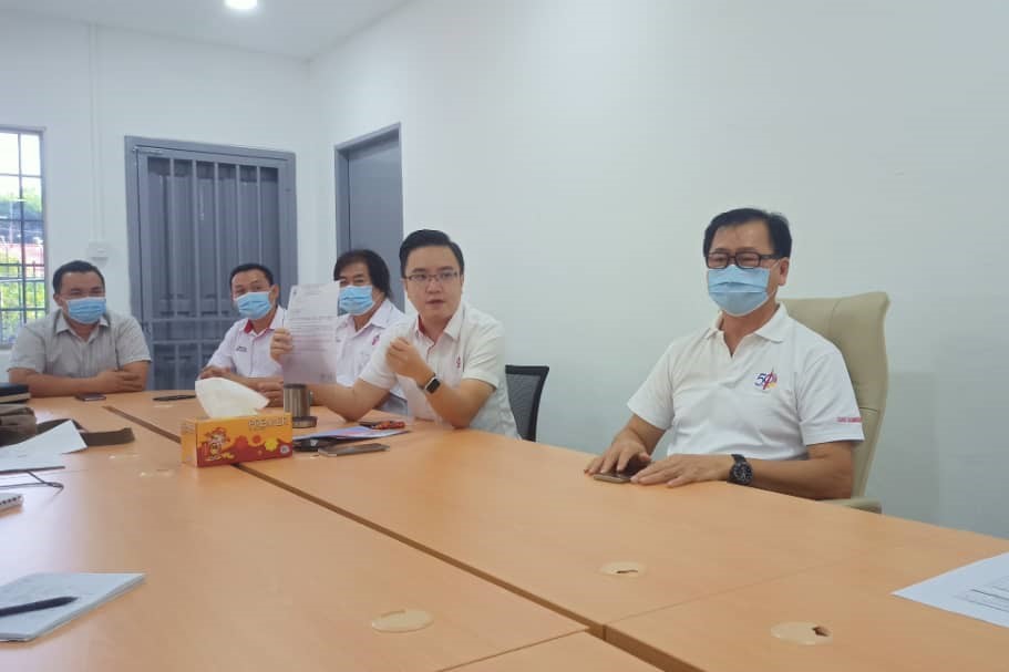 Sabah DAP acting chairman Datuk Frankie Poon (right) and Luyang assemblyman Ginger Phoong (second from right) speaking to the press at the new party headquarters in Luyang today. – The Vibes file pic, March 6, 2021