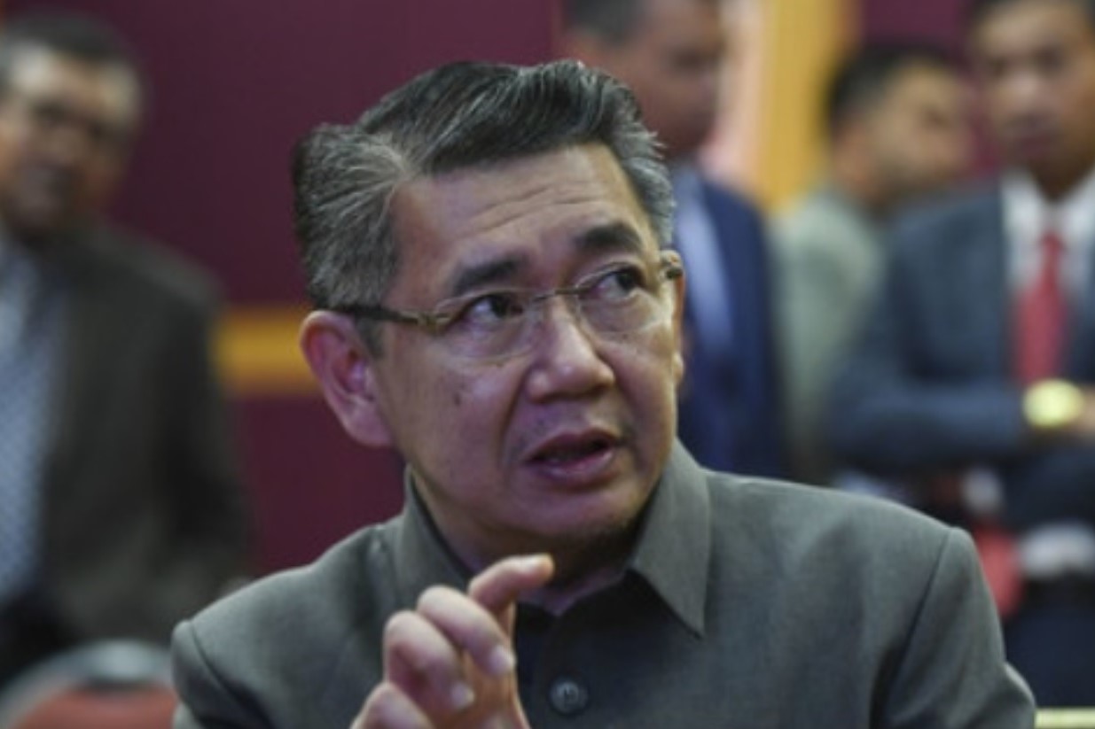 Pulai MP and former agriculture minister Datuk Seri Salahuddin Ayub believes that the current issue of chicken shortage has to do with a mismatch between supply and demand caused by the rising price of chicken feed. – Bernama pic, February 6, 2022