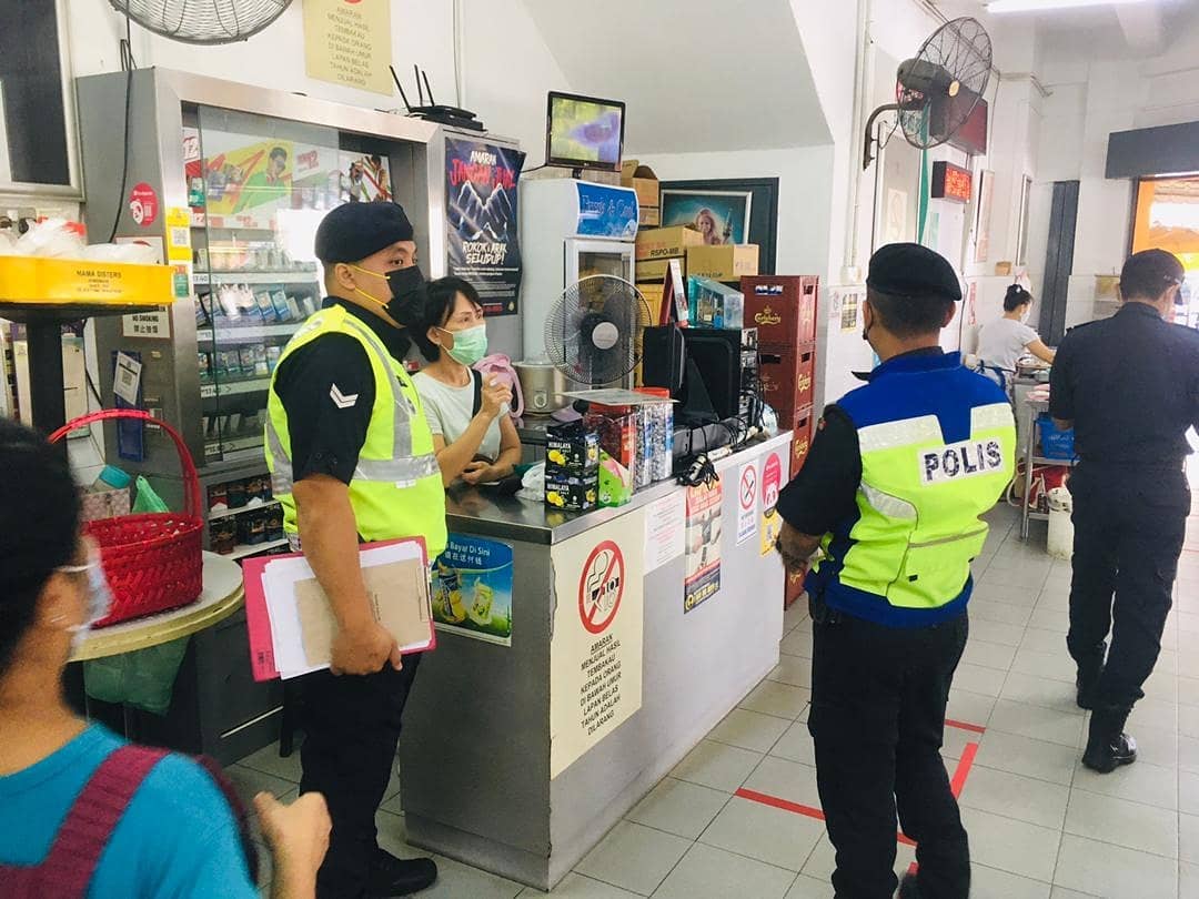 Petaling Jaya police at a hawker centre to ensure SOP compliance. – Polis Daerah Petaling Jaya Facebook pic, May 12, 2021