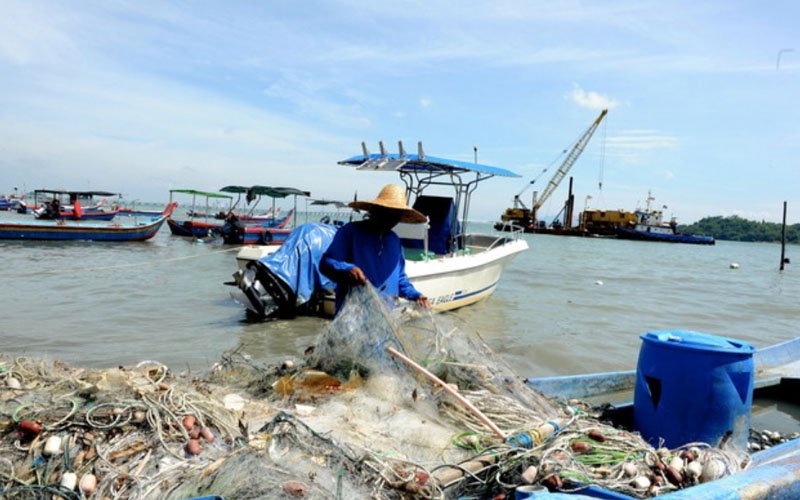 Inshore fishermen, says Tanjung Bungah Residents Association president Zulfikar Ali Shri Abdul Aziz, are reporting a drop in catch near the floating mosque in Tanjung Bungah, where the waters are famous for spawning fish. – Bernama pic, February 4, 2022