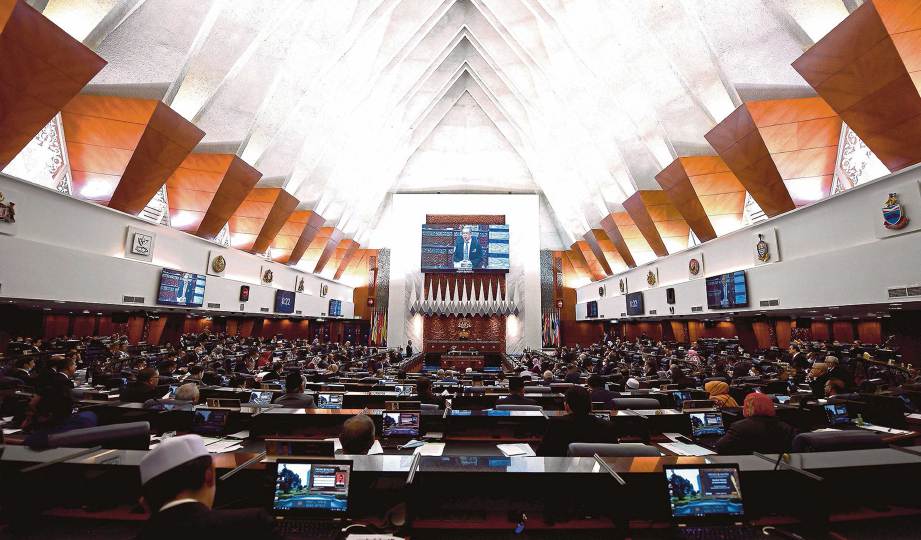 Universiti Utara Malaysia lecturer Mohd Azizuddin Mohd Sani believes the result of tomorrow’s polling will lead to a hung Parliament – something Malaysia has never experienced in its electoral history before. – Bernama pic, November 18, 2022