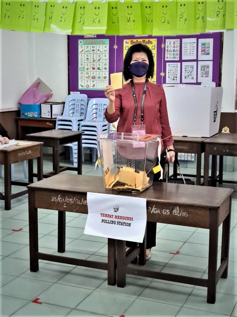 DAP’s Bukit Assek candidate Irene Chang cast her vote in Pelawan. She is glad that all went well with the electoral process in the first hours of the voting exercise today. – Pic courtesy of Irene Chang, December 18, 2021