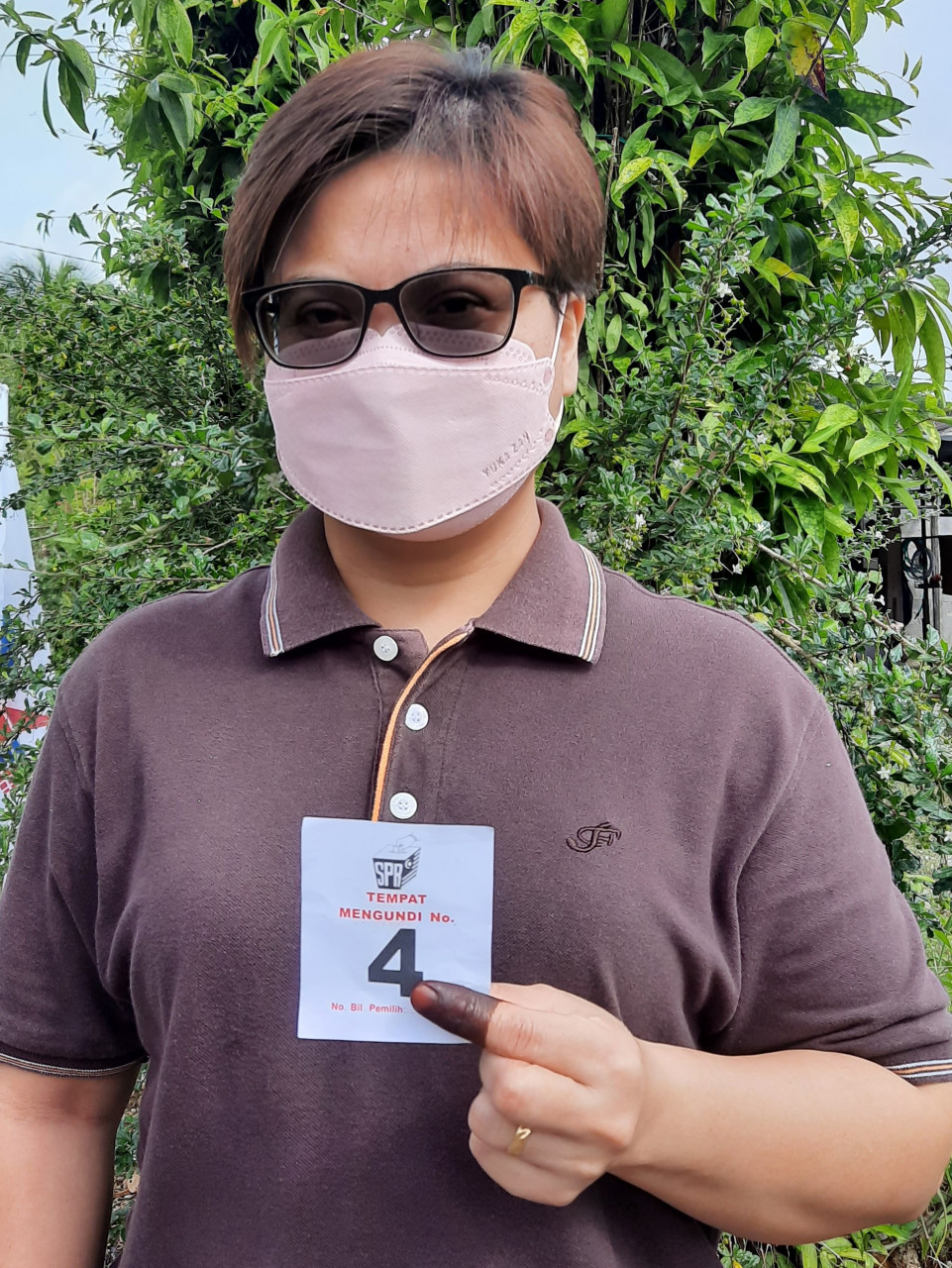 At the Stakan constituency’s Kampung Quop polling district, early childhood educator Marilyn Joseph turned up early to cast her vote. – JOSEPH MASILAMANY/The Vibes pic, December 18, 2021