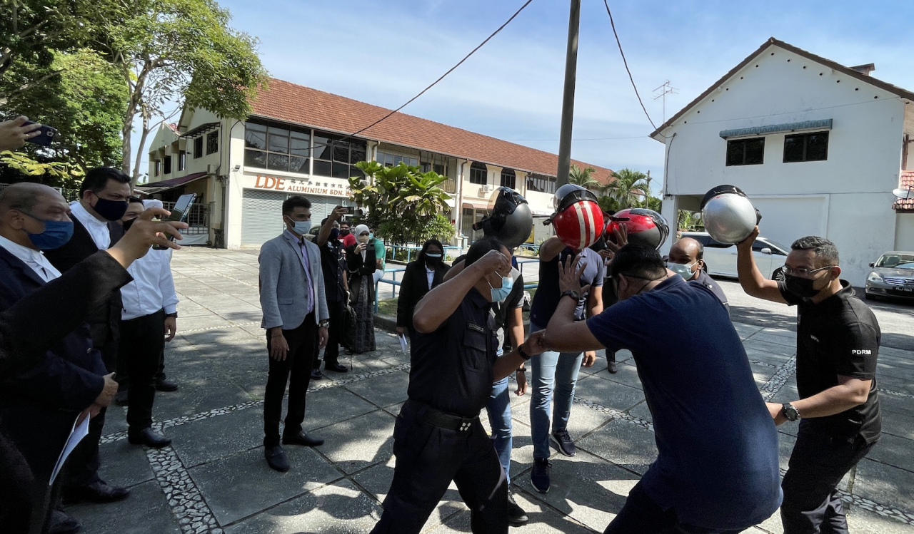 Assisted by several policemen, key witness T. Previin, 22, also re-enacted the incident in the presence of judicial commissioner Mohd Radzi Abdul Hamid. – SOFIA NASIR/The Vibes pic, December 28, 2021