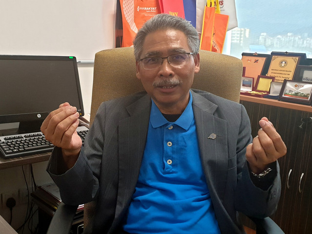Universiti Teknologi Malaysia geostrategist Prof Azmi Hassan (pic) says he believes Finance Minister Datuk Seri Tengku Zafrul Tengku Abdul Aziz is indeed a likely menteri besar candidate for BN, given his high-profile status. – Bernama pic, August 3, 2022