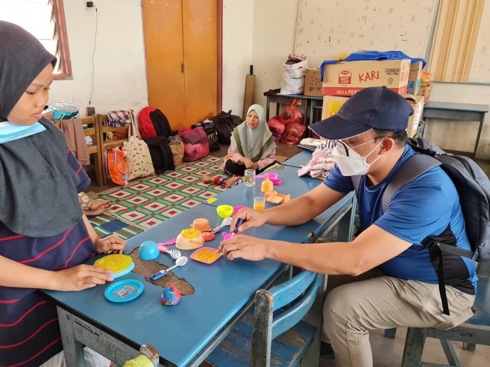 Dr Abdul Rahman Ahmad Badayai (right) says he believes psychological first aid and child-friendly spaces should be made mandatory at relief centres as a first crisis or emergency response. – The Vibes pic, January 18, 2022