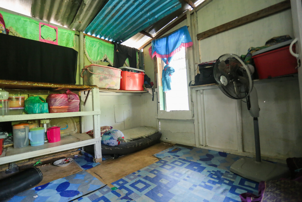 The living room, dining room, and bedroom are all in the same space in a squatter home where Dina lives. – Pic by Ahmad Jimmy, February 1, 2022