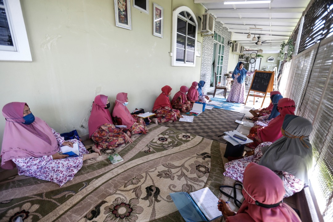Former teacher Ropia’ah Othman, 62, says she did not face any difficulty in teaching nearly 40 of her friends Mandarin, as they always showed eagerness and cooperation in the learning process at all times. – SOFIA NASIR/The Vibes pic, February 1, 2022