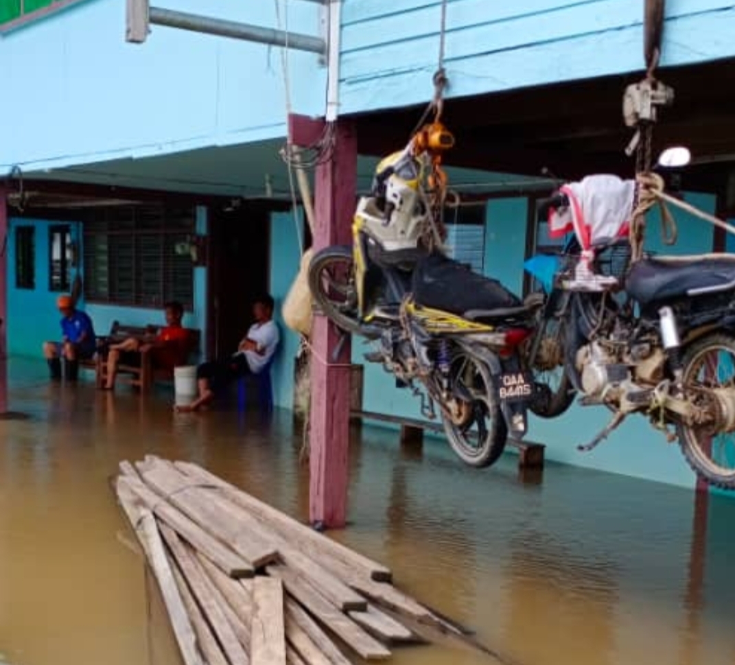 Environmental activist Peter Kallang says Long Ekang longhouse residents are forced to hang their motorbikes on high poles due to floods every time heavy rain befalls the area. – STEPHEN THEN/The Vibes pic, February 2, 2022