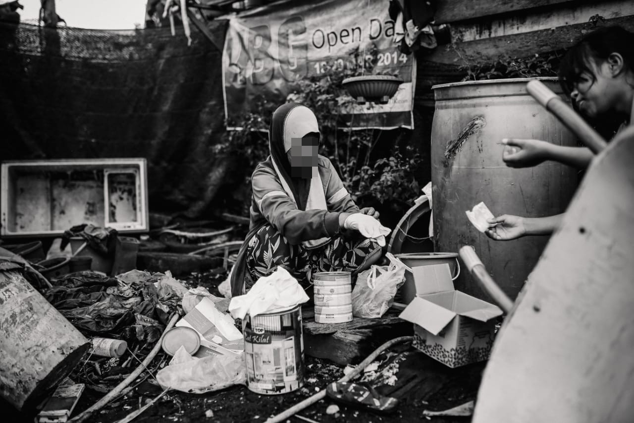 One of the danger signs to look out for before sending a mother to the hospital, according to certified midwife Salmah Dugasar, is when the placenta does not exit the mother’s womb even after the baby is out. – Pic courtesy of Ahmad Jimmy, February 2, 2022