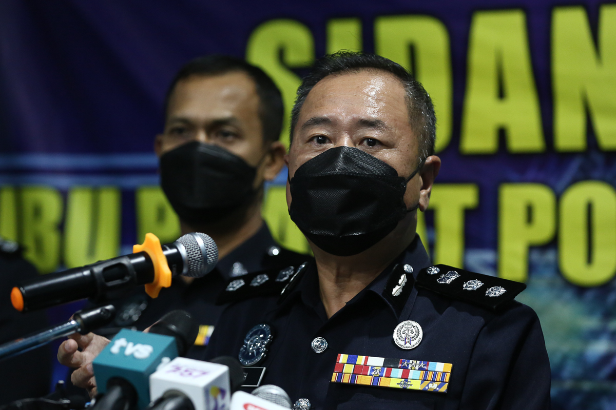 Sentul police chief Beh Eng Lai reveals that initial investigations into the fire point towards the possibility of disposed firecrackers igniting while they were being shovelled into large garbage bins. – EMMANUEL SANTA MARIA CHIN/The Vibes pic, April 27, 2022