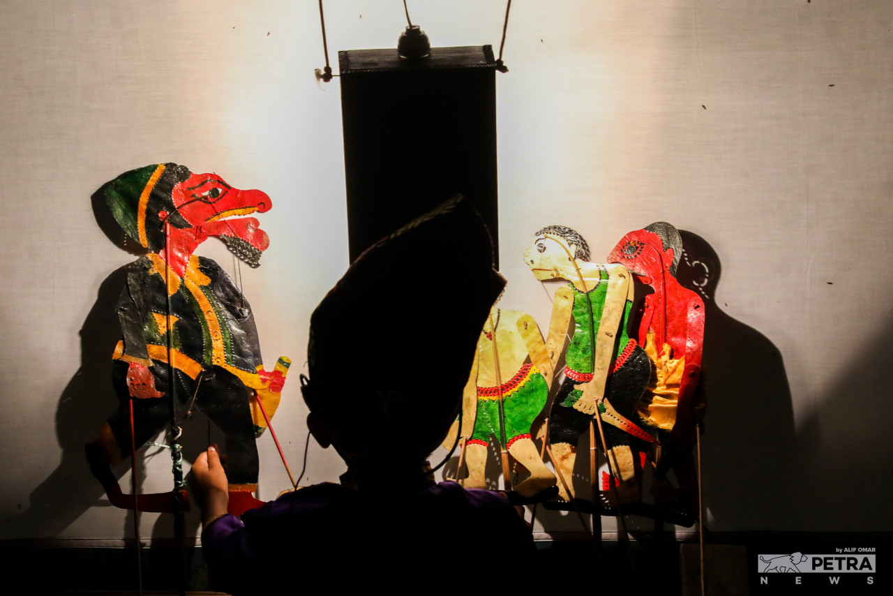 With a maturity far beyond his years, Pyu’s abilities include bringing more than 10 puppet characters to life from behind the screen, and using different tones of voice to represent each character in order to breathe life into a story. – ALIF OMAR/The Vibes pic, May 2, 2022